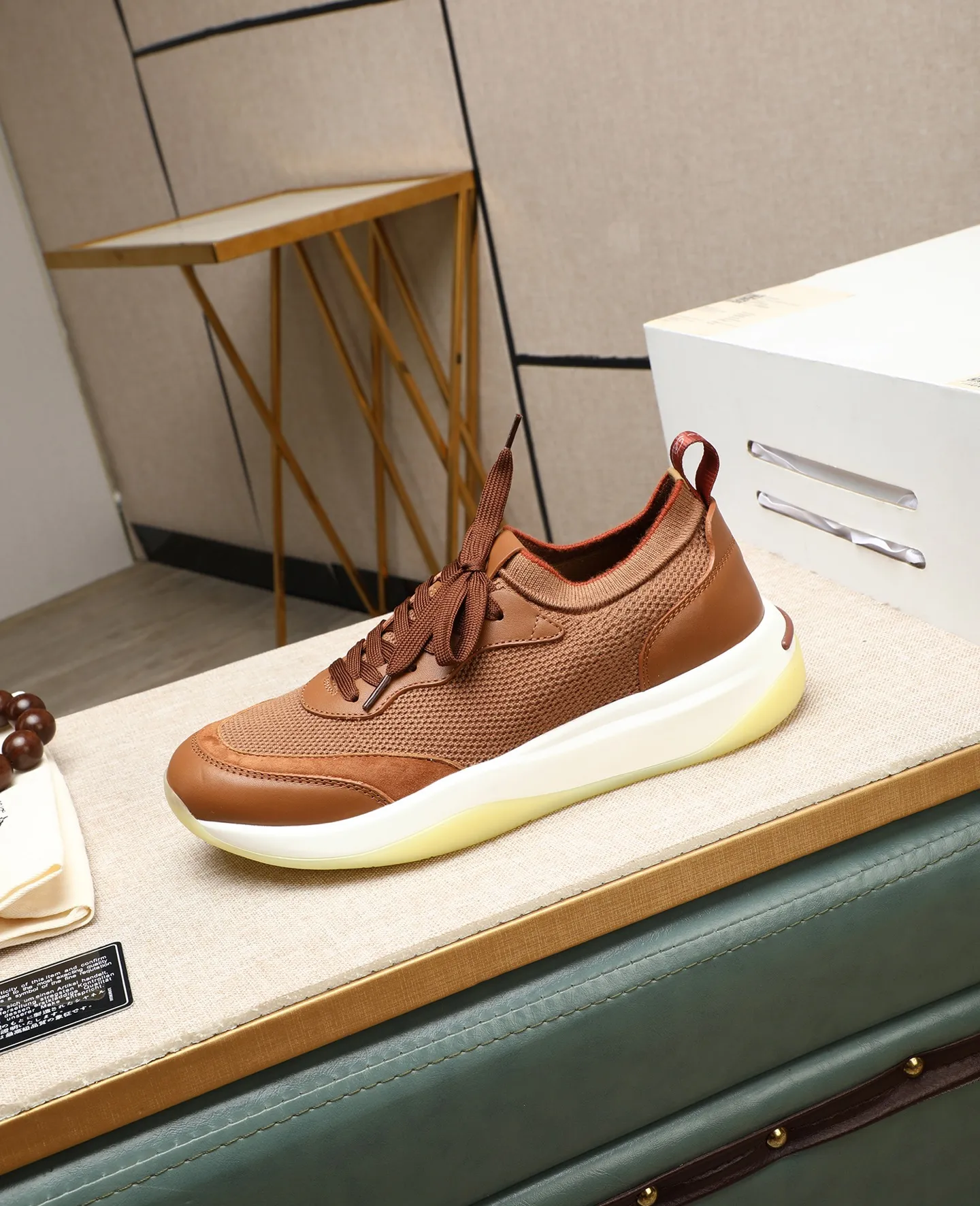Men's shoes 💰620 🔥𝐥𝐨𝐫𝐨 𝐏𝐢𝐚𝐧𝐚 lp classic loafers, an Italian treasure brand, the only brand that can match Hermès! Only after wearing it do we realize that we can’t live up to our feet. The upper is made of imported first-layer cowhide with breathable fly-knit fabric, water-dyed cowhide foot pads, and the official original glass rubber outsole and pendant. Exclusive original packaging (tag ➕ brand paper ➕ outer box ➕ hand bag) code number: 38-44. Can be customized 45-46